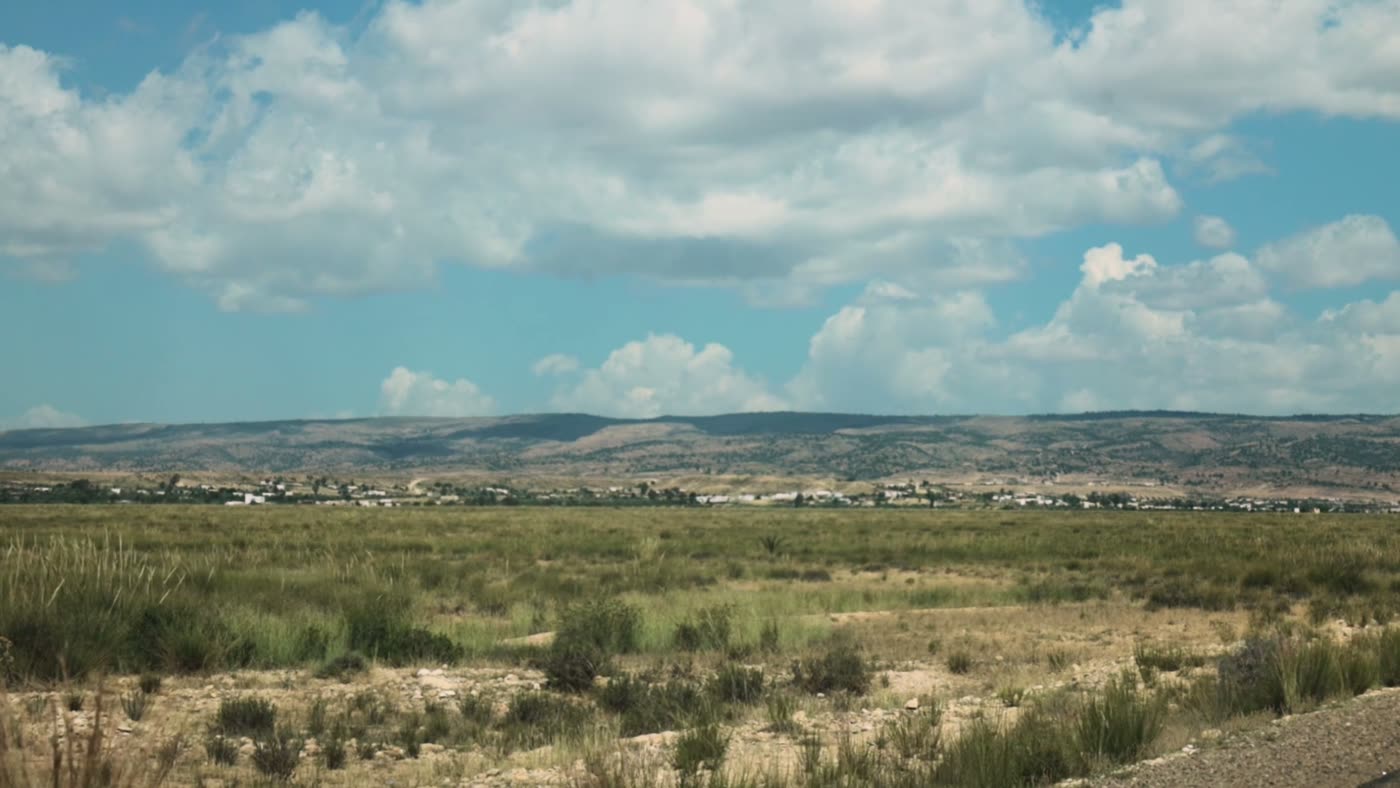 Une steppe méditerranéenne sous un grand ciel, là où pousse l’alfa
