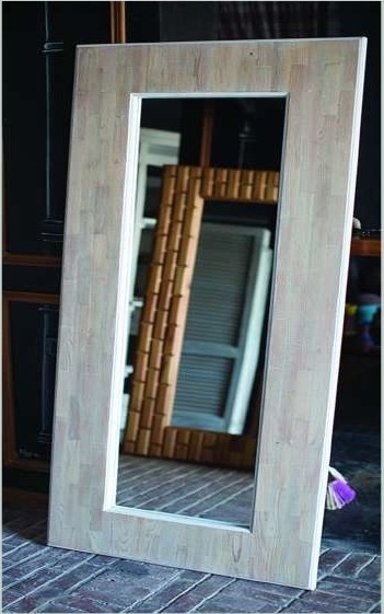Miroir à grand cadre en bois