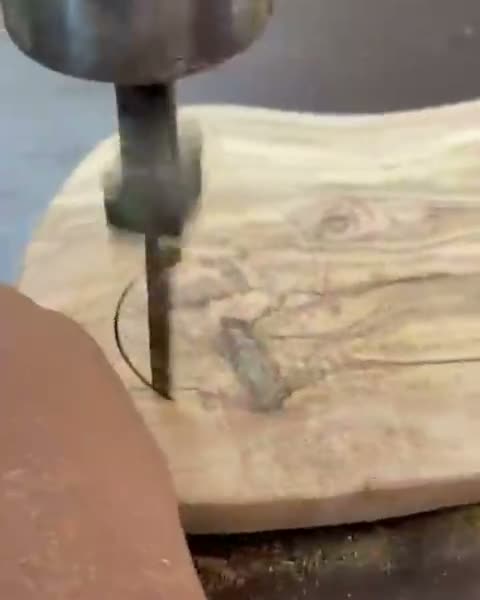 Une planche en bois d’olivier percée à la main
