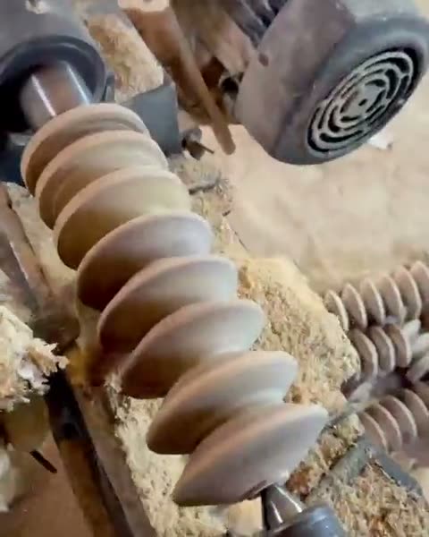 Des bols façonnés au tour, copeaux en vol